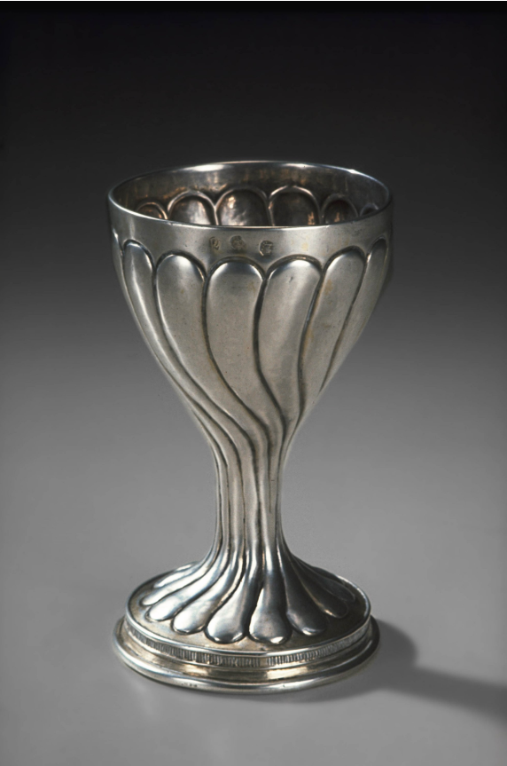 Cup 1493. Collection: The Worshipful Company of Goldsmiths’. Silver, parcel girl traces. Measurements: Height 13.7cm Maker’s mark: an escallop below a baton.