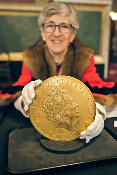 Dame Lynne Brindley with the Gothic Crown coin, photographed by Paul Read 2022.