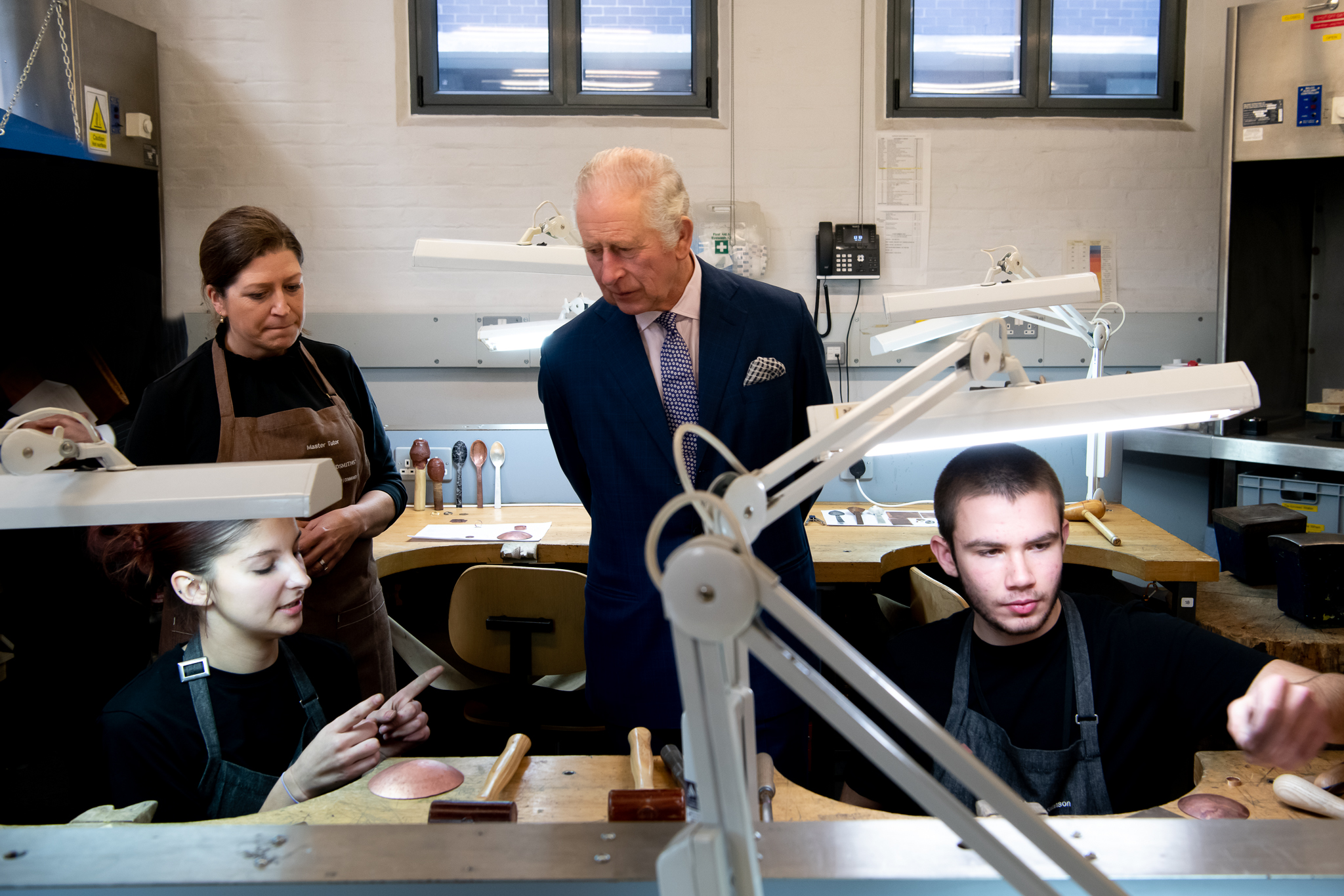 King Charles III meets the Goldsmiths' Cemtre's Foundation Programme trainees Ella Rothing and Theo Kimber Salanson with silversmithing tutor Angela Cork (c) Photographer Julia Skupny